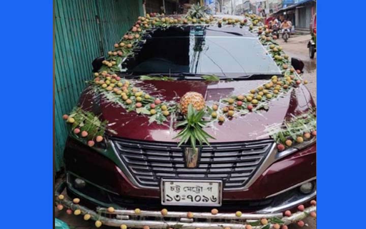 ফুল নয়, ফল দিয়েই সাজানো হলো বরের গাড়ি