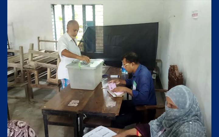 মোরেলগঞ্জে শান্তিপূর্ণ পরিবেশে ভোটগ্রহণ চলছে