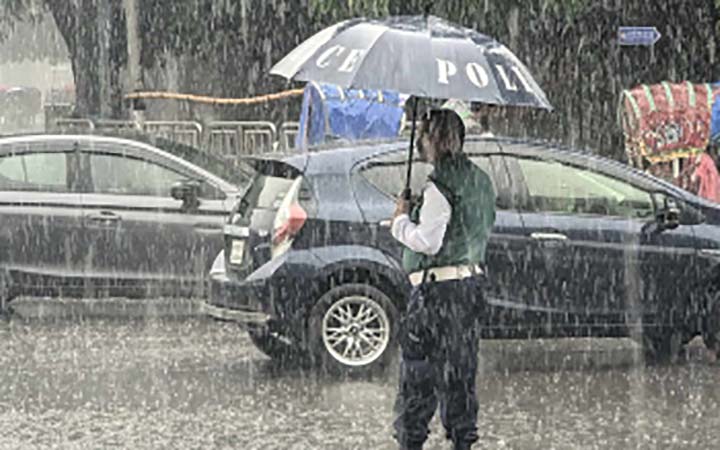 ঢাকায় ঝুম বৃষ্টি, ভোগান্তিতে অফিসগামীরা