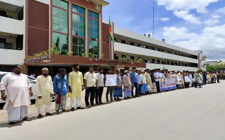 নোয়াখালীতে গৃহবধূ হত্যার বিচারের দাবিতে মানববন্ধন