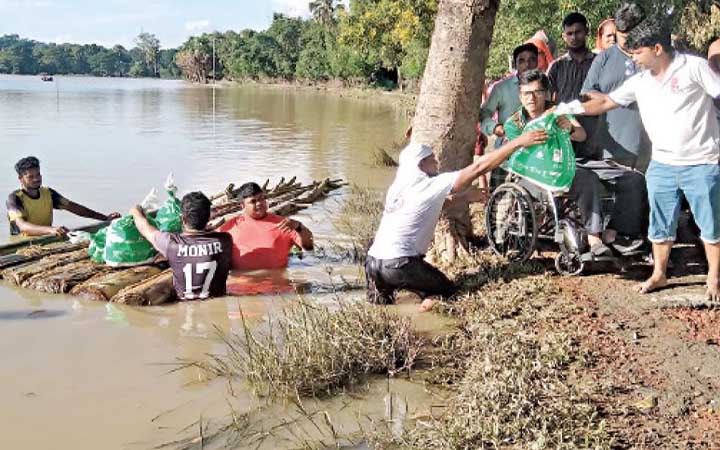 শুকনা খাবার পেয়ে খুশি বন্যার্তরা