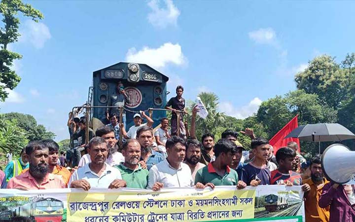 শ্রীপুরে যাত্রাবিরতির দাবিতে ট্রেন আটকে এলাকাবাসীর মানববন্ধন