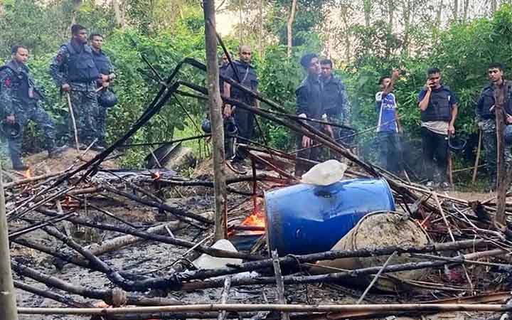 মহেশখালীতে দেশীয় মদ তৈরির কারখানা ধ্বংস করেছে নৌবাহিনী