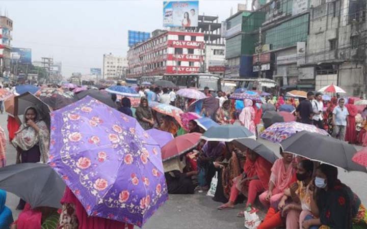 টঙ্গীতে শ্রমিকদের মহাসড়ক অবরোধ, যান চলাচল বন্ধ