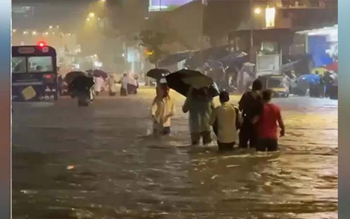 ভারী বৃষ্টিতেমুম্বাইয়ের স্কুল-কলেজ বন্ধ ঘোষণা