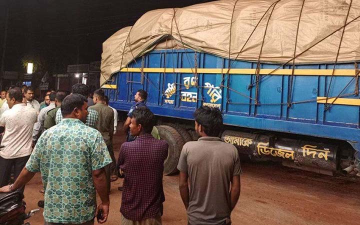 পাচারকালে ট্রাকবোঝাই সরকারি চাল জব্দ