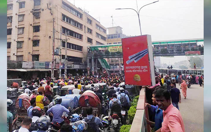 কচুক্ষেতে রাস্তা অবরোধ করে পোশাক শ্রমিকদের বিক্ষোভ