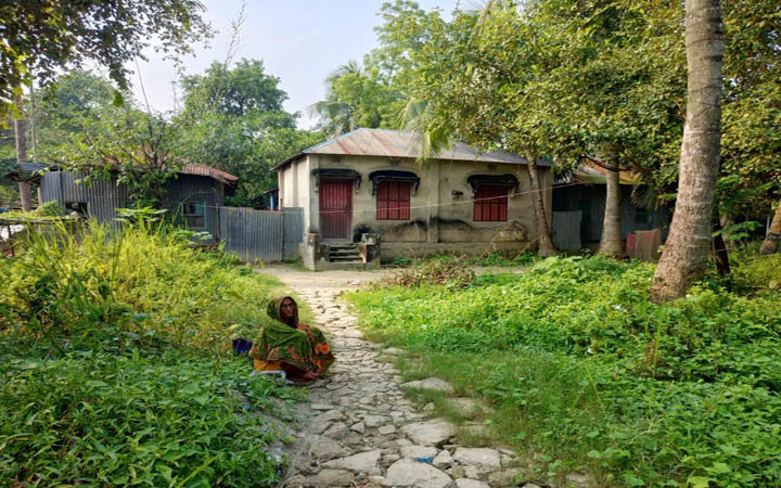 বৃদ্ধা মাকে বাড়ি থেকে বের করে দিল ছেলে