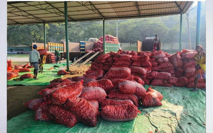 মিয়ানমার থেকে এলো ৩৭৭ মেট্রিক টন পেঁয়াজ