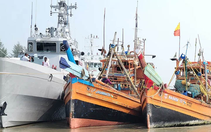 বঙ্গোপসাগরে ট্রলারসহ ৪৮ ভারতীয় জেলে আটক