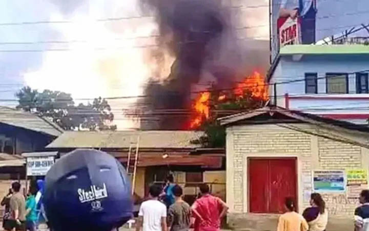 অগ্নিগর্ভ মণিপুর: থানায় হামলা, রাতভর গোলাগুলি