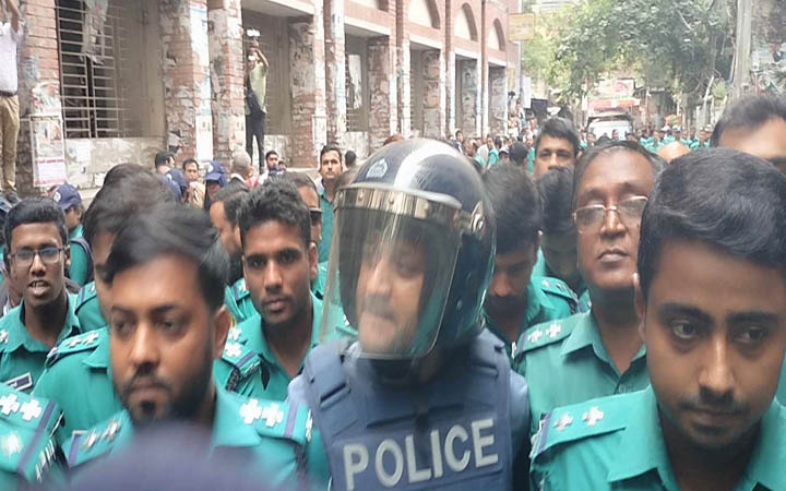 ৫ দিনের রিমান্ডে ব্যারিস্টার সুমন