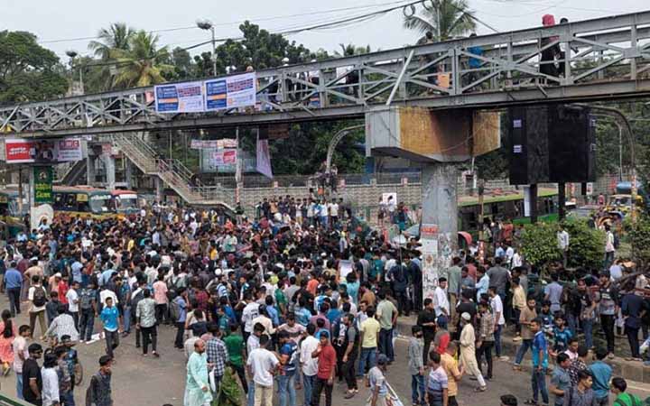 সায়েন্সল্যাব অবরোধ সাত কলেজ শিক্ষার্থীদের, তীব্র যানজট