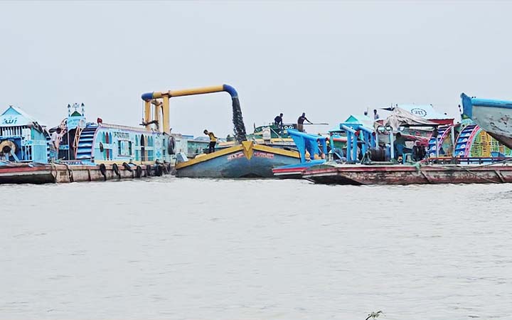 মেঘনা থেকে ১৫ লাখ টাকার বালু লুট হচ্ছে প্রতিদিন, নীরব প্রশাসন