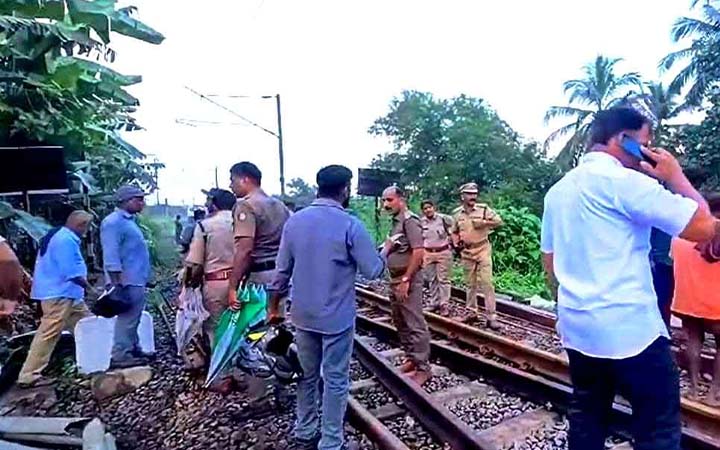 ভারতে রেললাইন পরিষ্কারের সময় ট্রেনে কাটা পড়ে ৪ স্যানিটেশন কর্মী নিহত