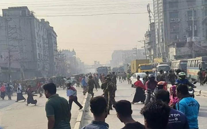 বন্ধ কারখানা খুলে দেওয়ার দাবিতে ঢাকা-ময়মনসিংহ মহাসড়ক অবরোধ