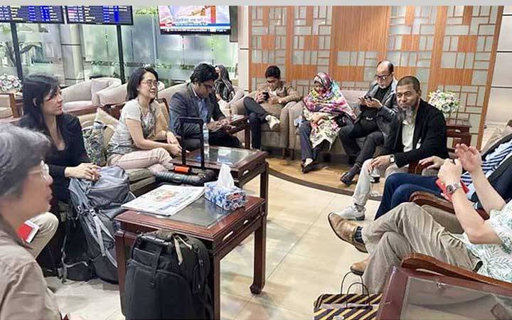 জুলাই বিপ্লবে আহতদের চিকিৎসায় সিঙ্গাপুরের চক্ষুচিকিৎসক দল ঢাকায়