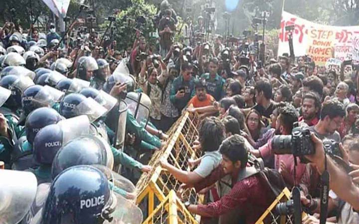 স্বরাষ্ট্র উপদেষ্টার পদত্যাগ দাবি: মুখোমুখি অবস্থানে আন্দোলনকারী-পুলিশ