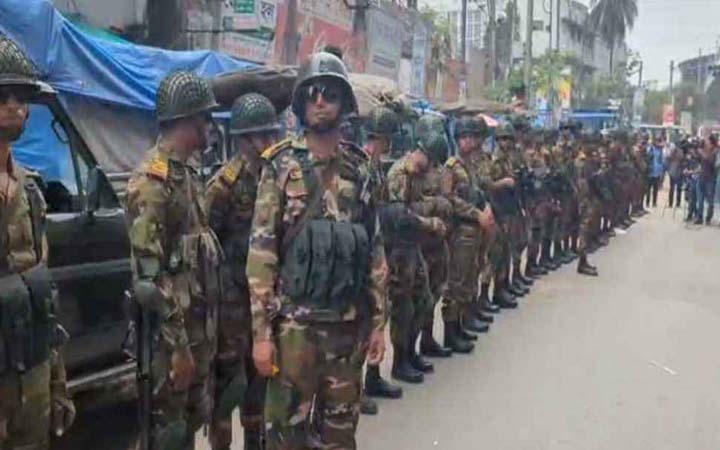 বায়তুল মোকাররম এলাকায় আইনশৃঙ্খলা বাহিনীর সতর্ক অবস্থান