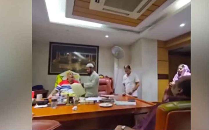 মৃত বাবাকে চেয়ারে বসিয়ে সম্পত্তি লিখে নেওয়ার ভিডিও নিয়ে যা জানা গেল