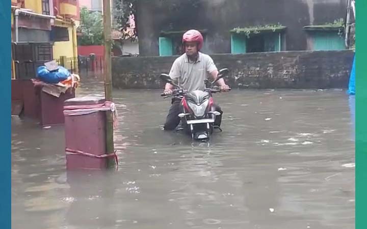 টানা বৃষ্টিতে ডুবল কলকাতা, প্রাণ গেল পাঁচজনের