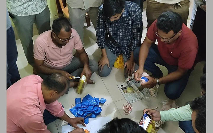 ঠাকুরগাঁওয়ে কুরিয়ারে কয়েলের বক্সে ২০ হাজার ইয়াবা জব্দ