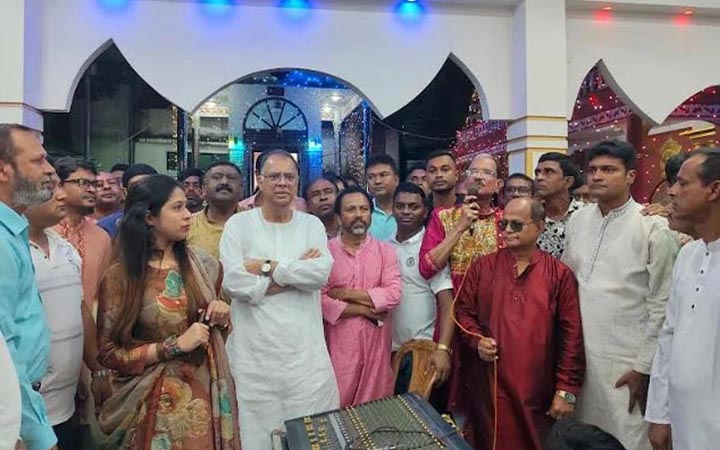 সিরাজগঞ্জে পুজামণ্ডপ পরিদর্শন করলেন বিএনপি নেতা টুকু