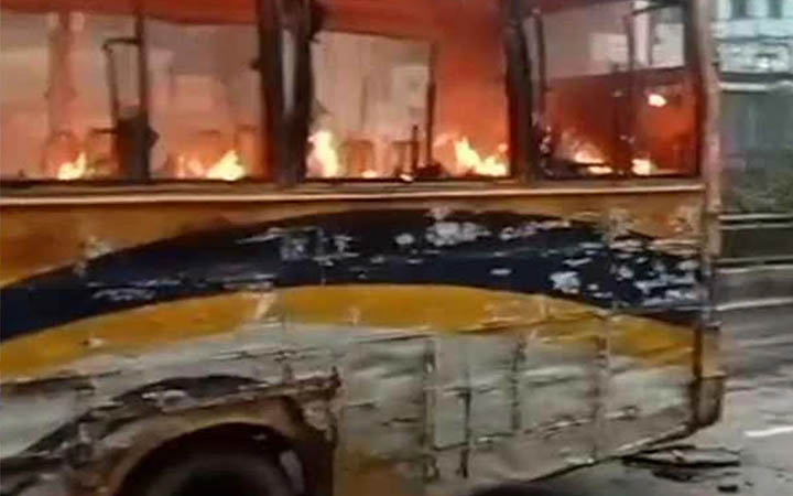 মিরপুরে যাত্রীবাহী বাসে আগুন দিল দুর্বৃত্তরা