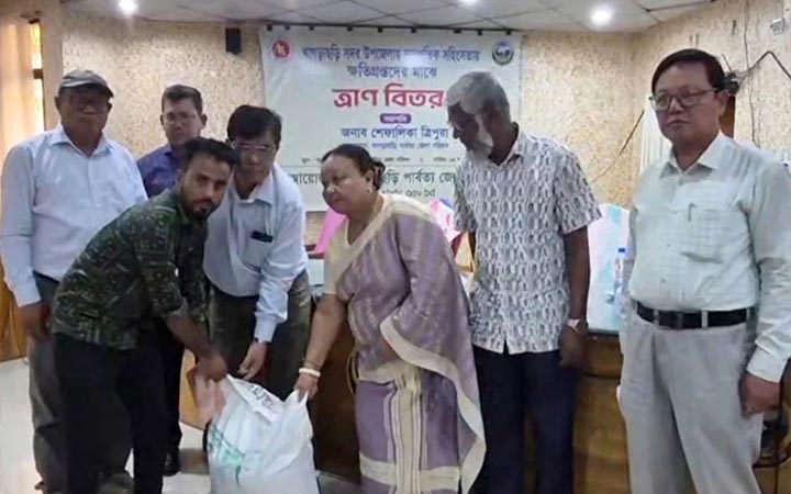 খাগড়াছড়িতে সহিংসতায় ক্ষতিগ্রস্ত ব্যবসায়ীদের মাঝে এাণ বিতরণ