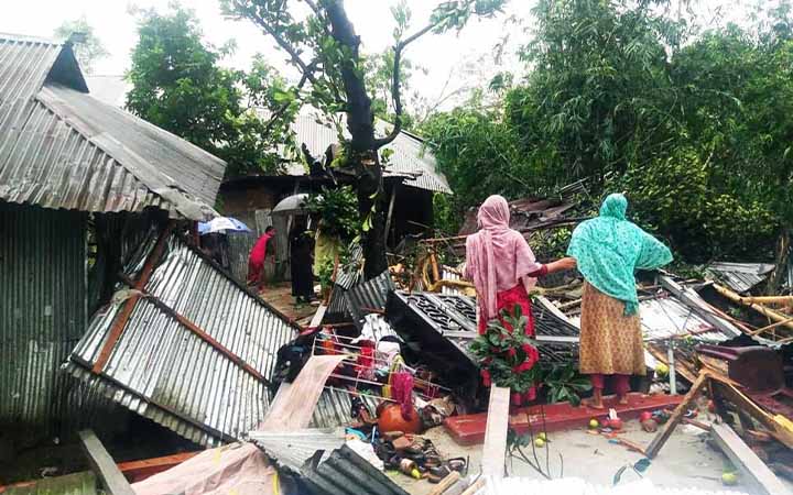 লালমনিরহাটে আকস্মিক ঘূর্ণিঝড়ে লণ্ডভণ্ড কয়েক গ্রাম, আহত ৩