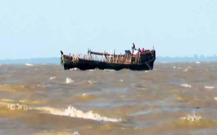 বঙ্গোপসাগরে ভাসতে থাকা ট্রলারসহ ২৬ জেলে জীবিত উদ্ধার