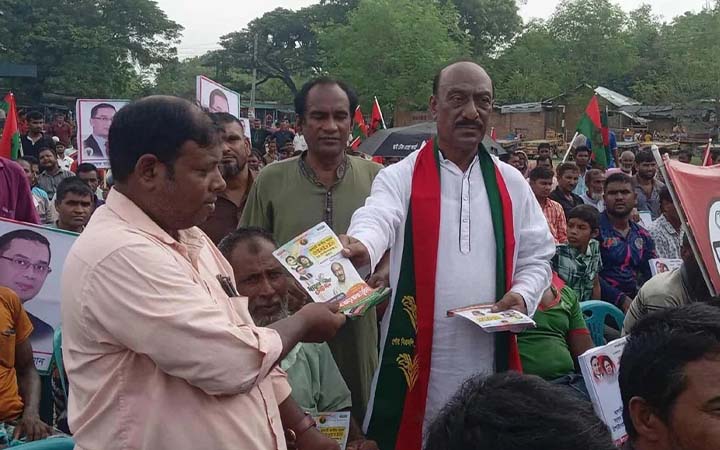 চাপাইনবাবগঞ্জে বিএনপির ৩১ দফার লিফলেট বিতরণ