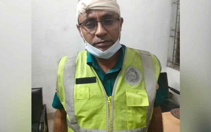 ট্রাফিক পুলিশের মাথা ফাটালেন অটোরিকশার চালক