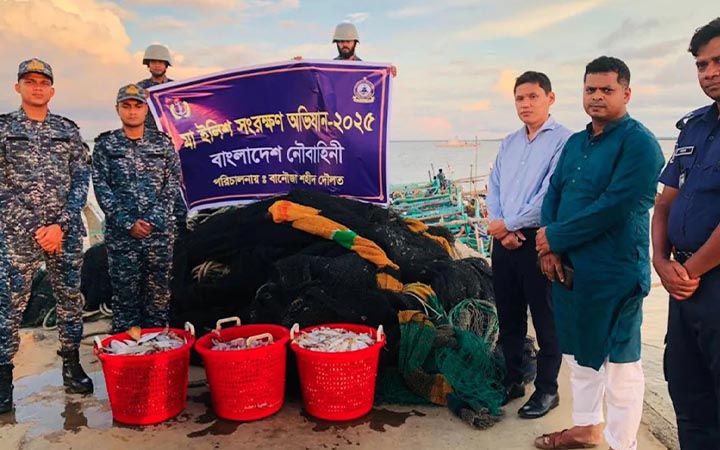 মা ইলিশ সংরক্ষণ অভিযান: কুতুবদিয়ায় ১১ ফিশিং বোট জব্দ