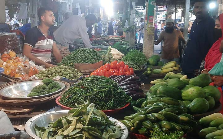 মানিকগঞ্জে টানা বৃষ্টিতে সবজির বাজারে অস্থিরতা