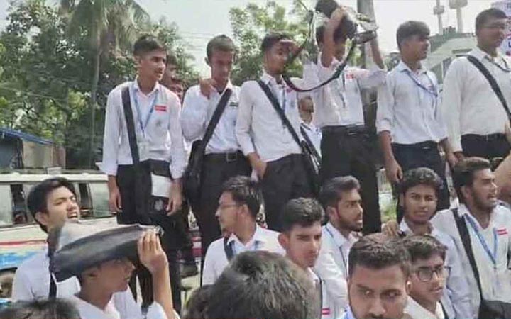সাইন্সল্যাব মোড় অবরোধ করেছে ঢাকা কলেজের শিক্ষার্থীরা