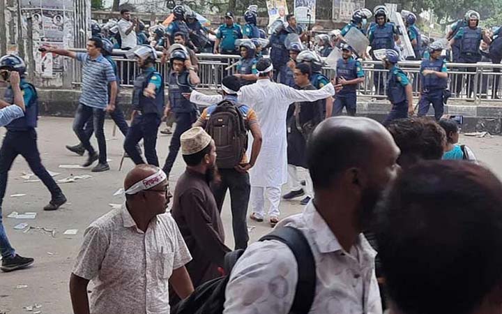 এমপিওভুক্ত শিক্ষকদের ছত্রভঙ্গে সাউন্ড গ্রেনেড-লাঠিচার্জ