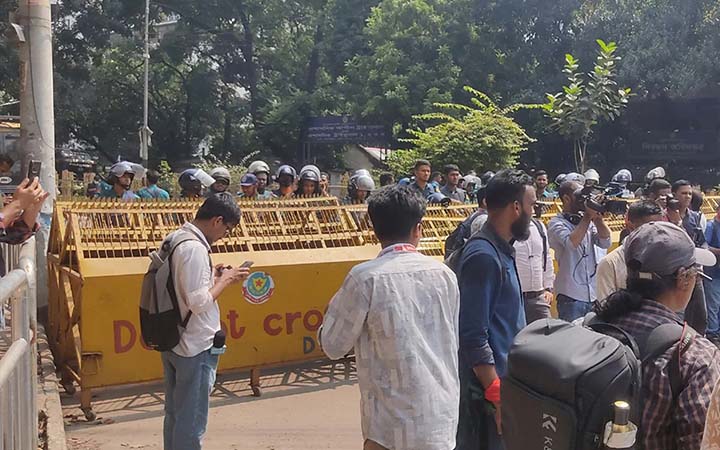 অধ্যাদেশ জারির দাবিতে শিক্ষা ভবনের সামনে সাত কলেজের শিক্ষার্থীদের অবস্থান