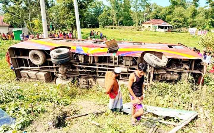হবিগঞ্জে মহাসড়কে বাস উল্টে ৩০ যাত্রী আহত
