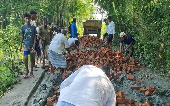 নোয়াখালীতে বিএনপি নেতার উদ্যোগে সড়ক সংস্কার