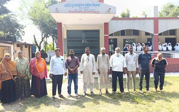 মেহেরপুরে পাঠদান বন্ধ রেখে কর্মবিরতিতে শিক্ষকরা