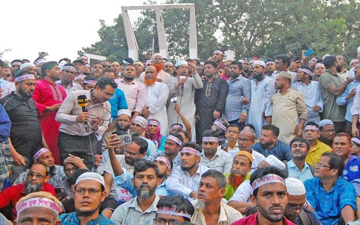 ৩ দফা দাবিতে ‘মার্চ টু সচিবালয়’:  শহীদ মিনারে হাজার হাজার শিক্ষক