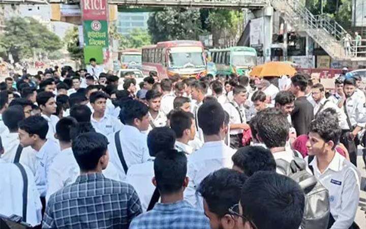 সায়েন্সল্যাব মোড় অবরোধ ঢাকা কলেজ শিক্ষার্থীদের