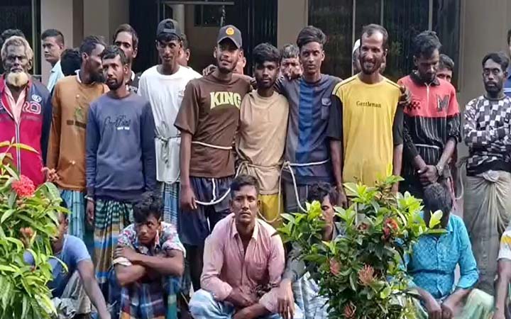 চাঁদপুরে মা ইলিশ শিকারের দায়ে ৪৫ জেলে আটক, কারেন্ট জাল জব্দ