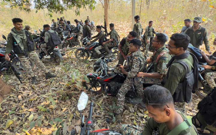 ছত্তীসগঢ়ে ২৭ মাওবাদীর আত্মসমর্পণ