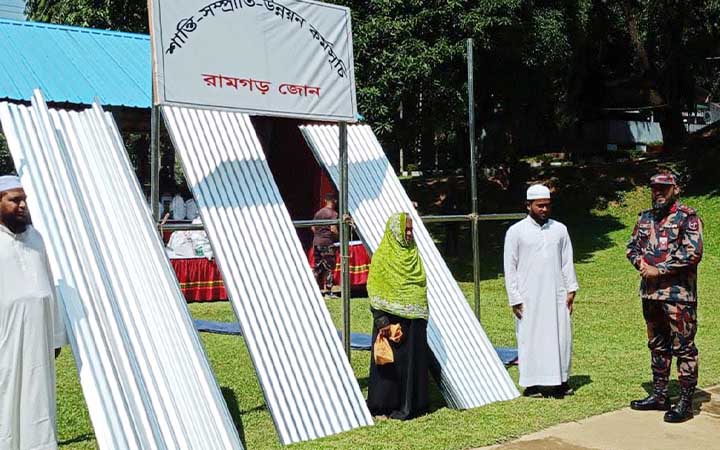 রামগড়ে বিজিবির মানবিক সহায়তা প্রদান