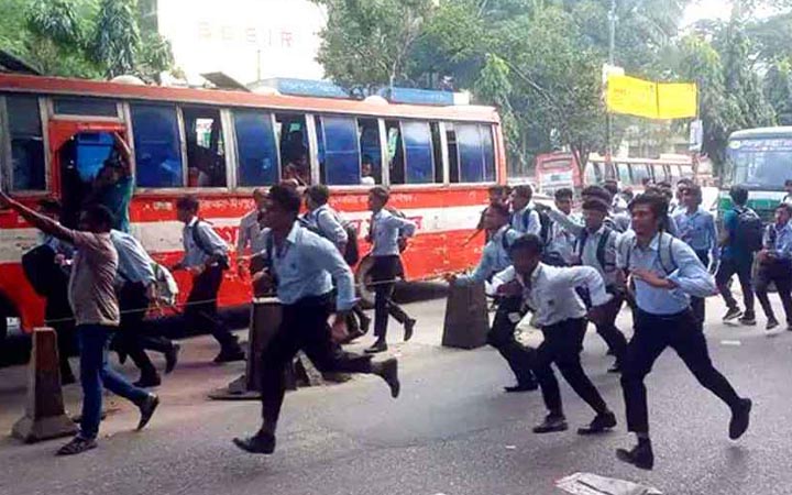 ঢাকা কলেজ ও আইডিয়াল কলেজের শিক্ষার্থীদের সংঘর্ষ