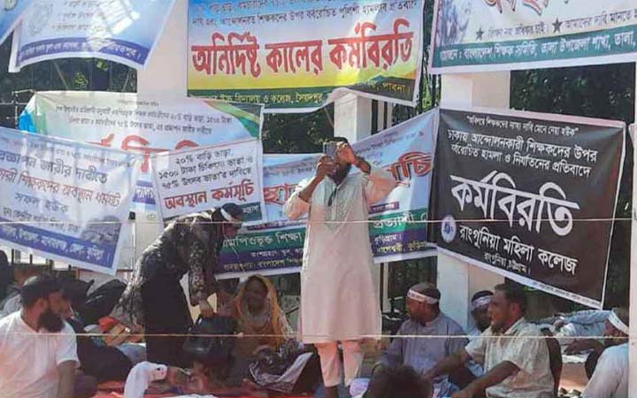 আমরণ অনশনে অসুস্থ হয়ে পড়েছেন ৬ শিক্ষক