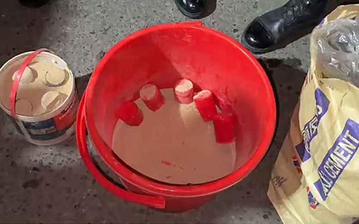 মোহাম্মদপুরে ৩২টি তাজা ককটেলসহ অস্ত্র উদ্ধার