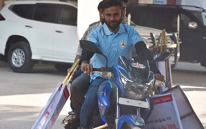 হেলমেট ছাড়া নিরাপদ সড়ক দিবসের র‌্যালিতে তারা